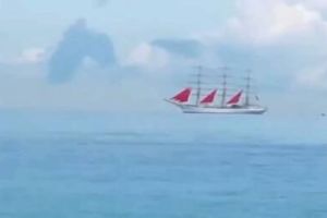 بالفيديو  ظاهرة غريبة في سماء مدينة سوتشي الروسية.. يخوت تحلق فوق البحر